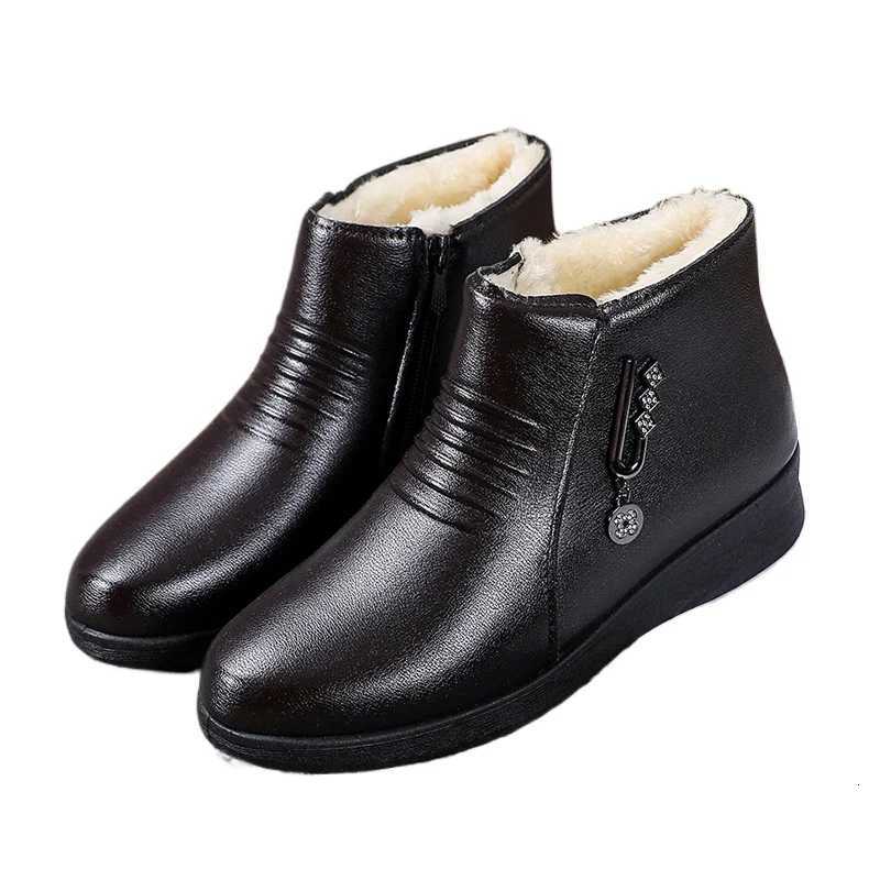 Leather Boots 2024 New Winter Middleaged Flat Bottom Shoes for Women Soft Bottom Nonslip Wool Warm Cotton Shoes Women Boots Z251029