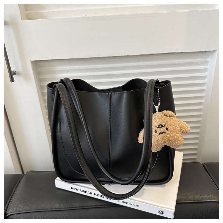 Designer bag Textured Large Capacity 2023 Winter New Pendant Stylish Casual Simple Fashion Commuter Single Shoulder Tote Bag