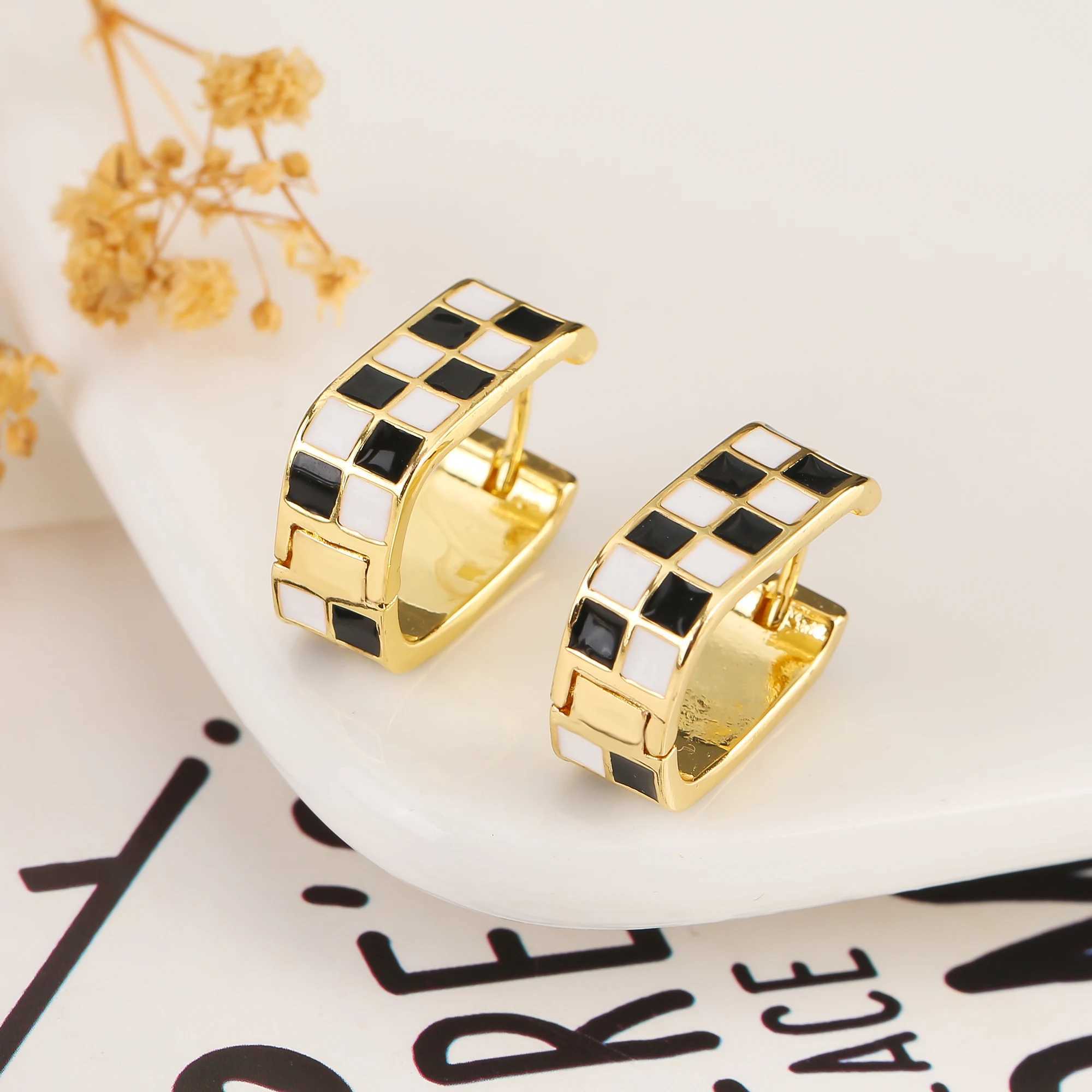 Temperament Square Drip Oil Ear Buckle Womens New Design High Quality Jewelry 18K Gold Plated Simple Accessories Party LuxuryW251029