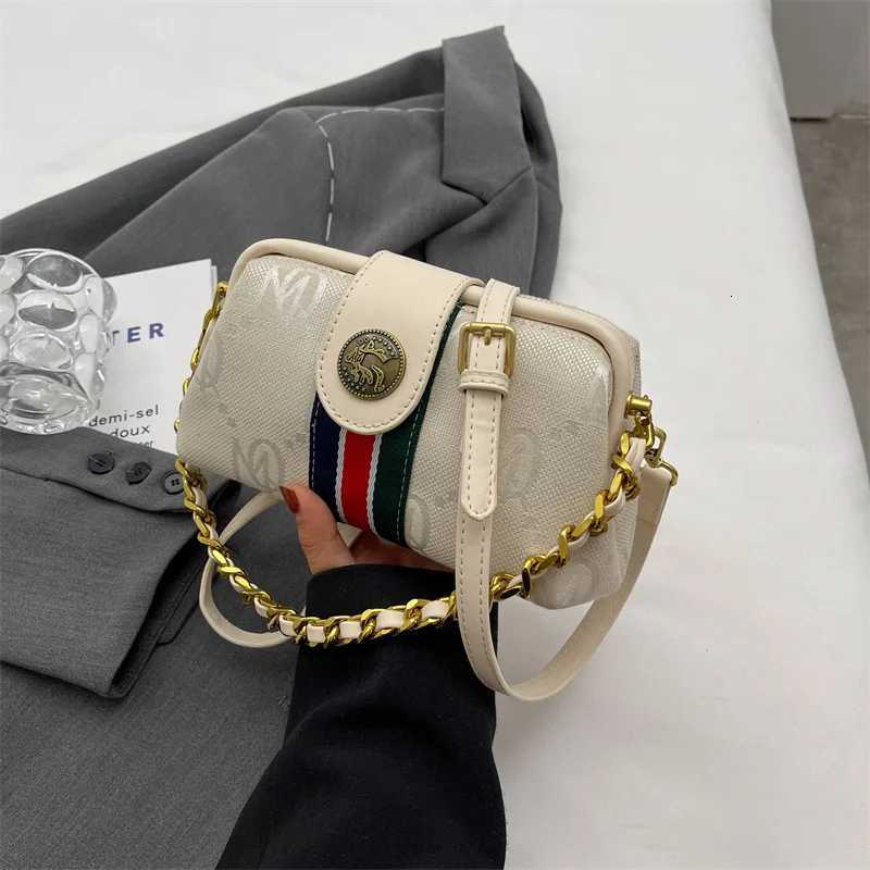 Light luxury brandname highend designer bag female 2025 new spring and summer niche shoulder bag messenger bag W251029