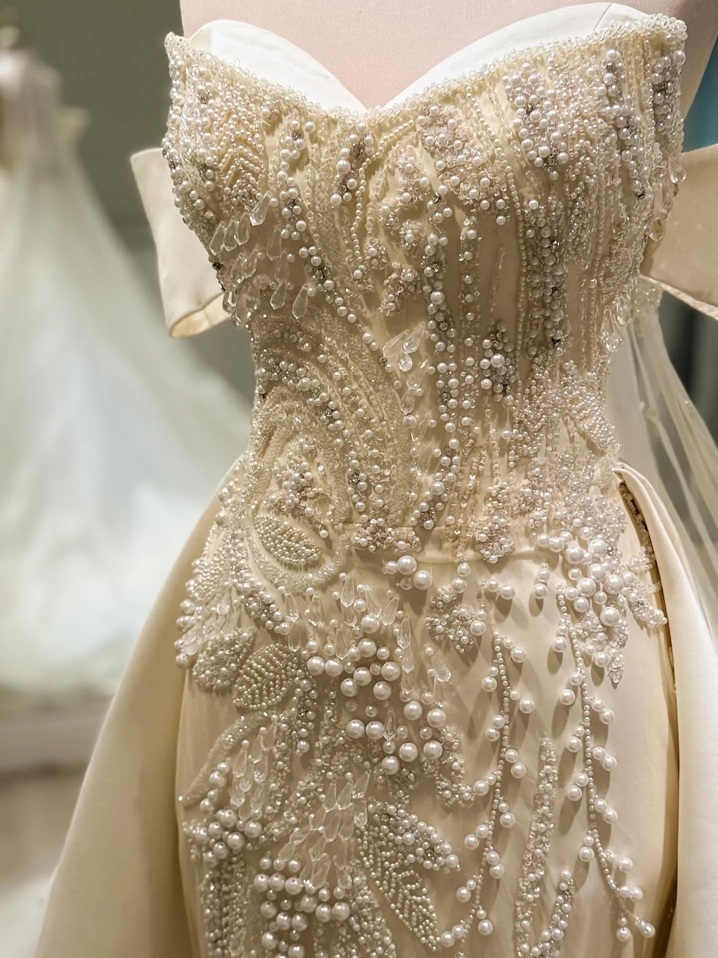 Gorgeous A Line Women Wedding Dress Sweetheart Neck Off Shoulder Bridal Gowns Crystal Pearls Detachable Train Dress Custom Made vestidos de novia