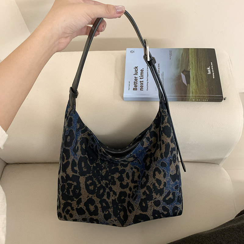 Designer denim leopard print wandering bag, new dumpling bag, fashionable commuting handbag, armpit bag