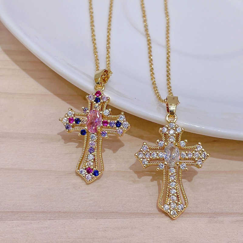 Vintage-style cross pendant necklace with unique and creative design. A new style necklace that is light, luxurious, fashionable and simple
