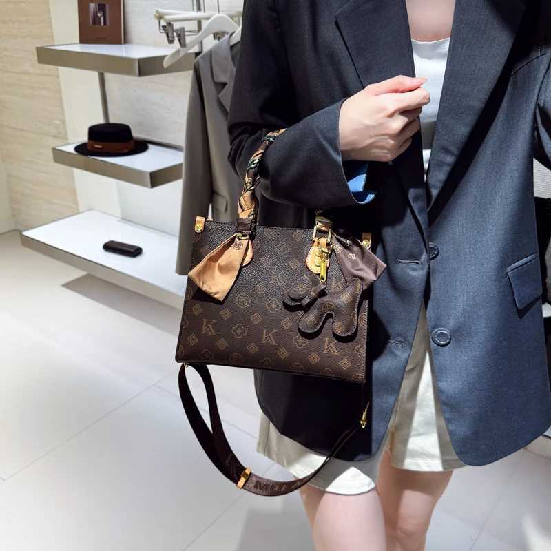 Classic Elegant Tote Bag Womens Fashion Accessory Genuine Leather Material Luxury Brand Famous Designer W251029