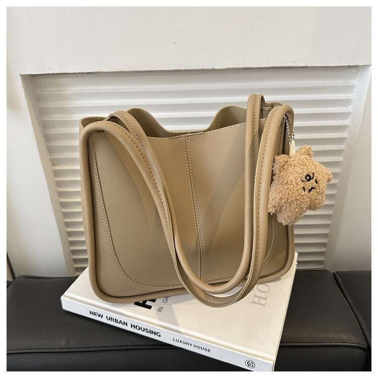 Designer bag Textured Large Capacity 2023 Winter New Pendant Stylish Casual Simple Fashion Commuter Single Shoulder Tote Bag