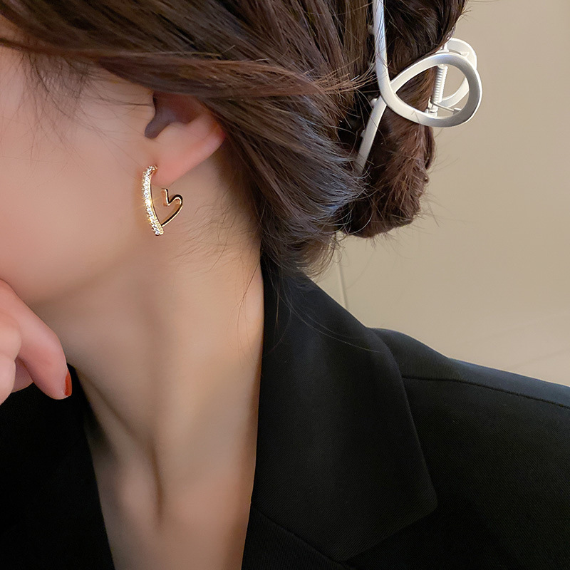 Real Gold Plated Sier Needle Micro Inlaid Zircon Heart Korean Simple Design Sense Stud Fashionable Elegant Earrings for Women