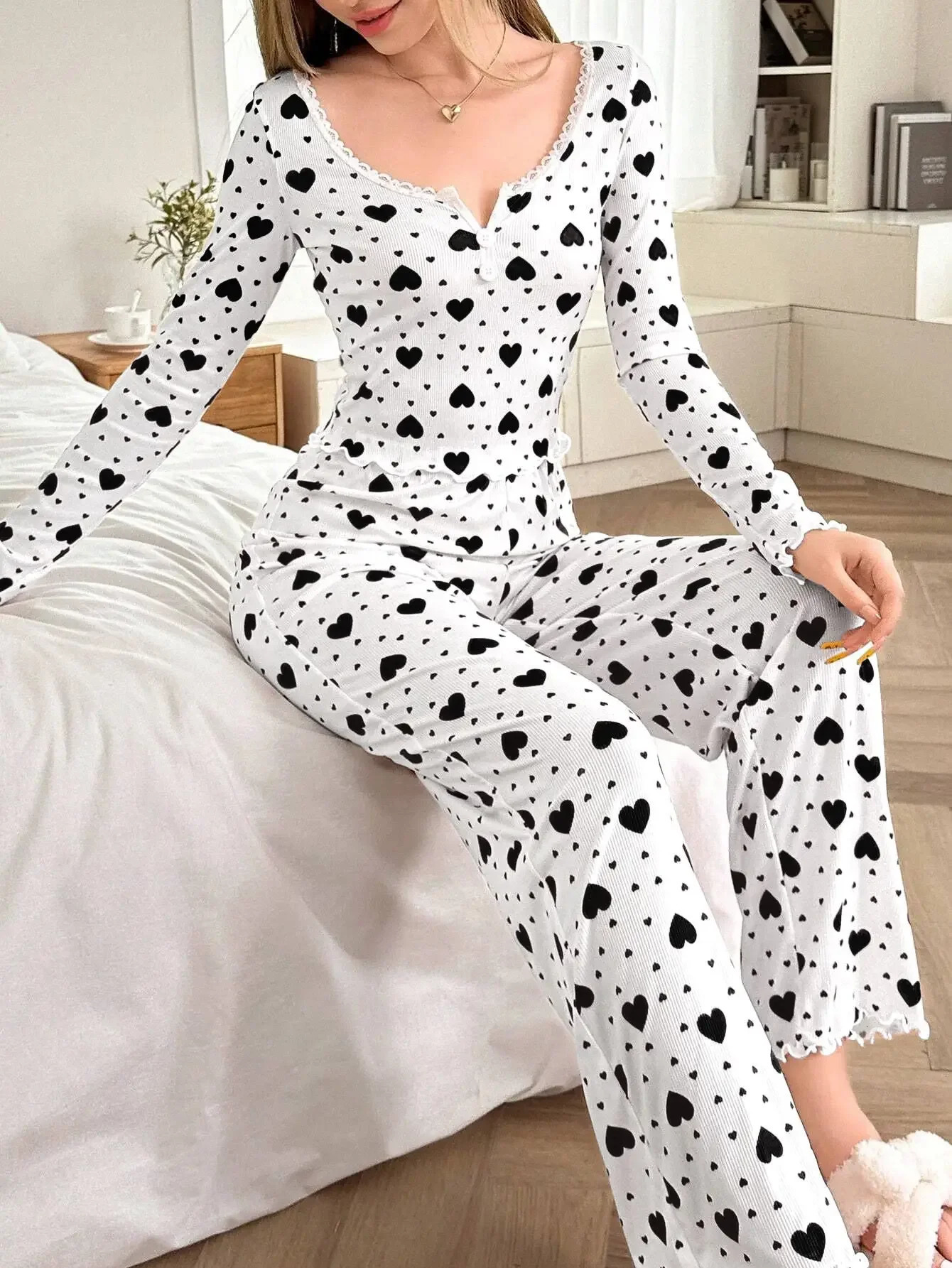 Sleepwear Women Autumn Winter Pajamas Set Home Wear Heartshaped Printed Longsleeved Tops and Longtrousers 251029