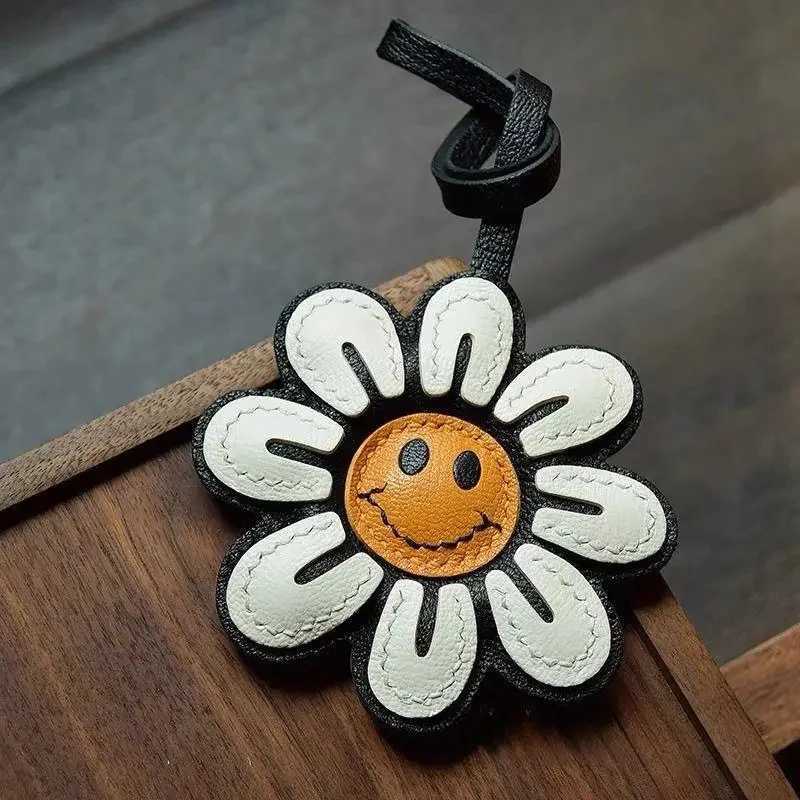 1Pc Handmade Sunflower Charm Imitation Faux Leather Car Keychain Stylish Fun Accessory for Bags Phones Wallets Key Chain PendantW251029