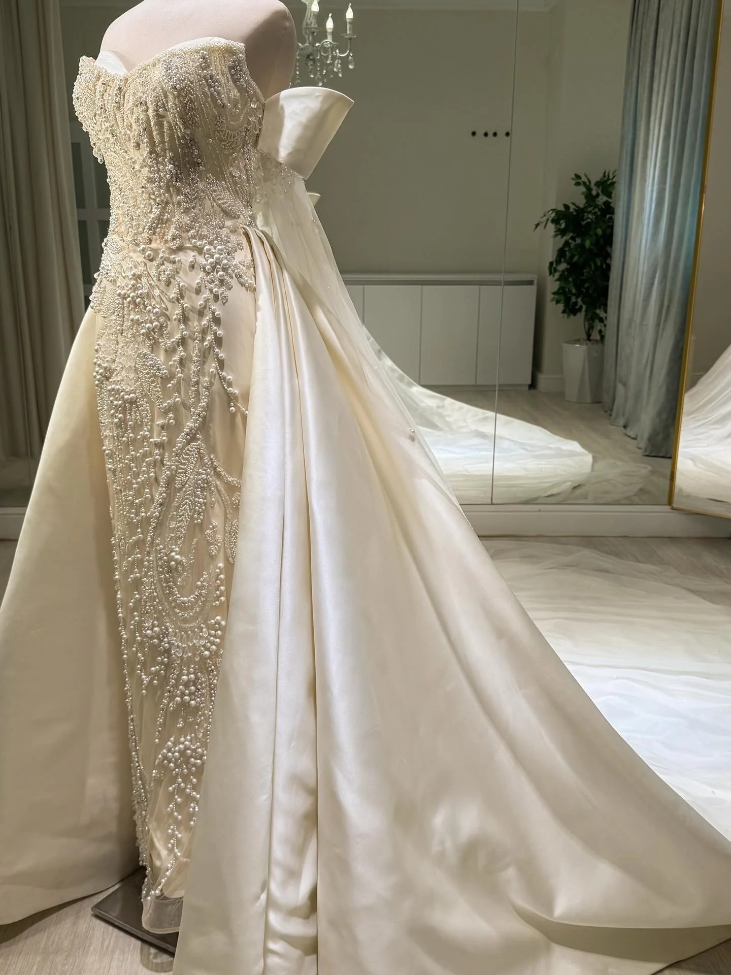Gorgeous A Line Women Wedding Dress Sweetheart Neck Off Shoulder Bridal Gowns Crystal Pearls Detachable Train Dress Custom Made vestidos de novia