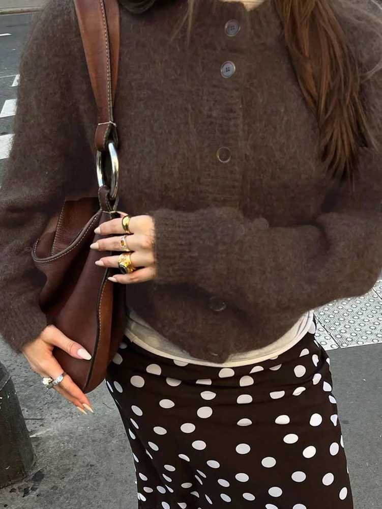 2025 AutumnWinter New Arrival Retroinspired Colourblocked Solidcolour Dropshoulder Longsleeved Casual Knitted CardiganT251028