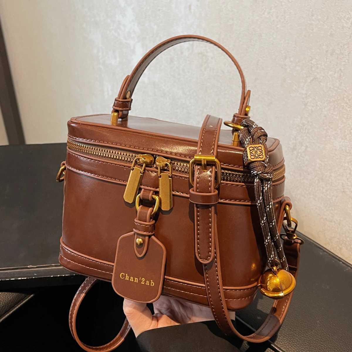 A stylish handbag with a niche design a exquisite and elegant daily allmah messenger bag1 D251029