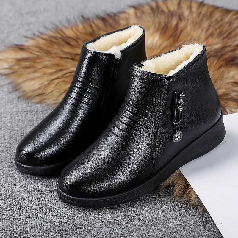 Leather Boots 2024 New Winter Middleaged Flat Bottom Shoes for Women Soft Bottom Nonslip Wool Warm Cotton Shoes Women Boots Z251029