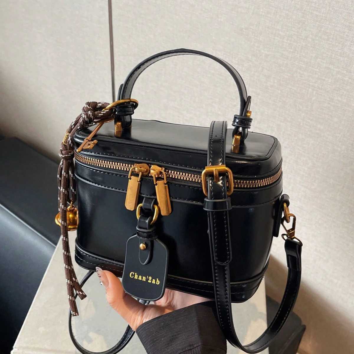 A stylish handbag with a niche design a exquisite and elegant daily allmah messenger bag1 D251029