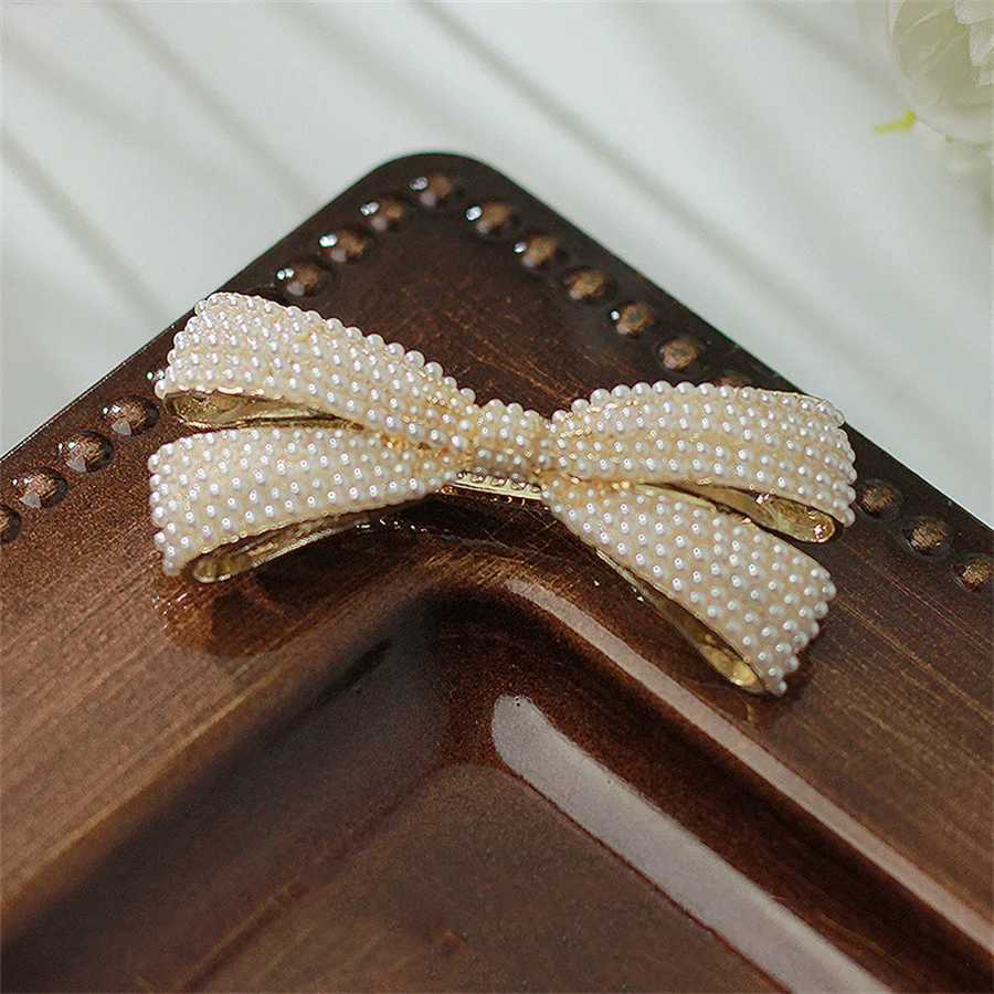 2025 New Exquisite Pearl Flower Spring Hair Clip Luxurious Rhinestone Butterfly Top Clip Elegant Womens Hair AccessoriesW251028