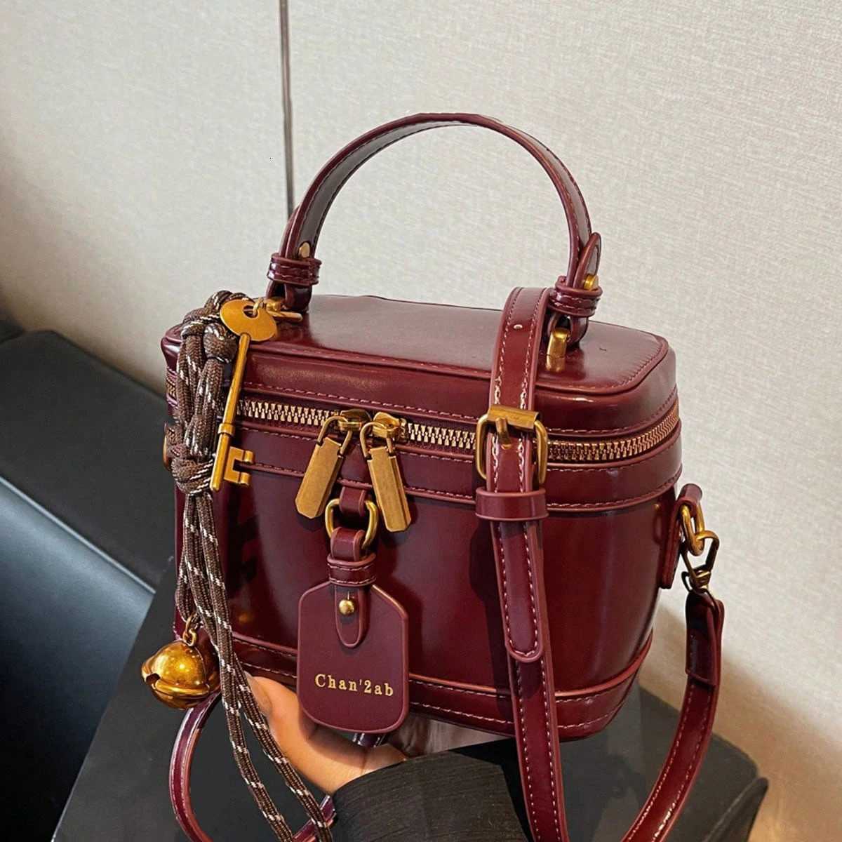 A stylish handbag with a niche design a exquisite and elegant daily allmah messenger bag D251029