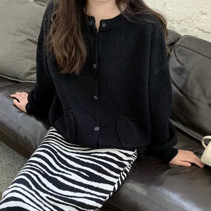 Fresh and Sweet Women Spring and Autumn New Spliced ONeck Button Pocket Fashion Solid Loose Casual Longsleeved Knitted TopT251028