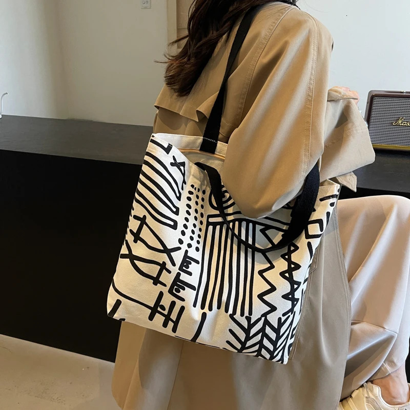 Canvas Bag with Niche Large Capacity Student School Handbag Commuting Tote Single Shoulder Canvas Bag 251029