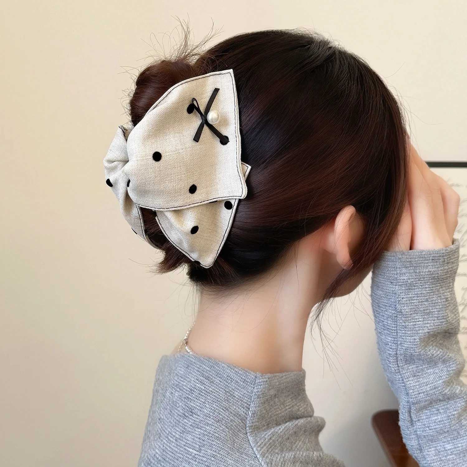 1pc Exquisite Polka Dot Premium Triangle Hair Clip Small Bow Pearl Hair Clamp New Hairpin Shark Clip Hair AccessoryW251028