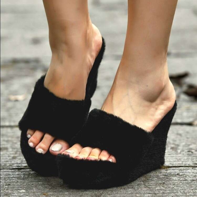 35-42 Plus Size 2025 Autumn Winter New Large Size Furry Thick Designer Shoe Sole Wedge Women Outdoor Wear Fleece Slippers