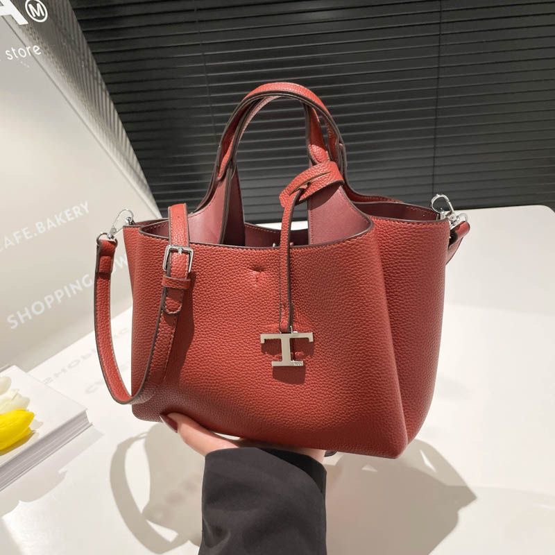 New Large Capacity Handbag for Women, Versatile Commuter Shoulder Bag, Water Bucket Style, Polyester Lining