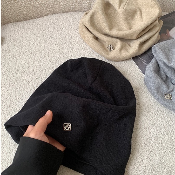 Metal Letter Small Label Black Slouchy Beanie for Women, Autumn and Winter Versatile Large Head Circumference Cold Hat, Face Slimming Pullover Cap