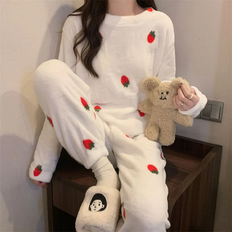 Thickened Warm Sleepwear Winter Coral Velvet Strawberry School Home Wear TwoPiece Women LongSleeved Pajamas Solid Nightwear 251029