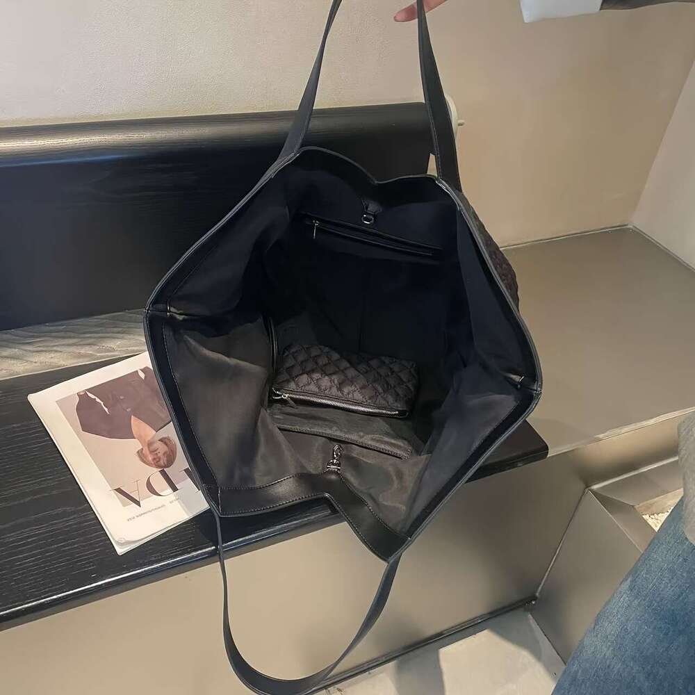 2025 New Large Grain Leather Tote Bag Vintage Leisure Vacation Style With Wrist Strap Snap Closure, Solid Color Deep Brown For Commuting,