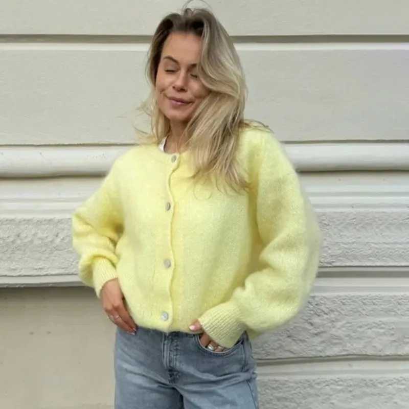 Tuularose Women Autumn Knitted Cardigan Fashion Solid Casual Button Knit Top Basic Office Lady Streetwear 2025 New Women SweaterT251028