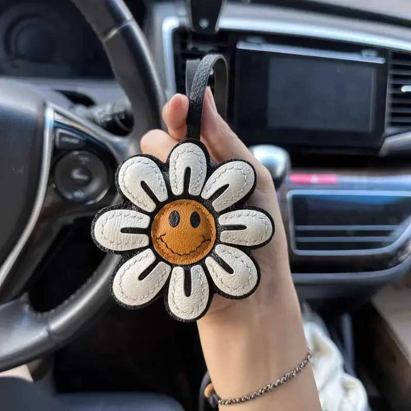 1Pc Handmade Sunflower Charm Imitation Faux Leather Car Keychain Stylish Fun Accessory for Bags Phones Wallets Key Chain PendantW251029