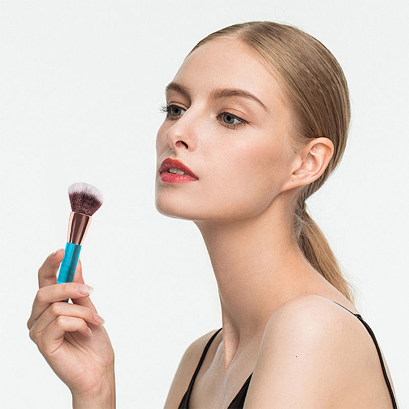 INITIAL CONTACT Factory Price Cute Bear Blue Loose Powder Single-Ended Makeup Brush Contour Brush Portable Foundation Brush