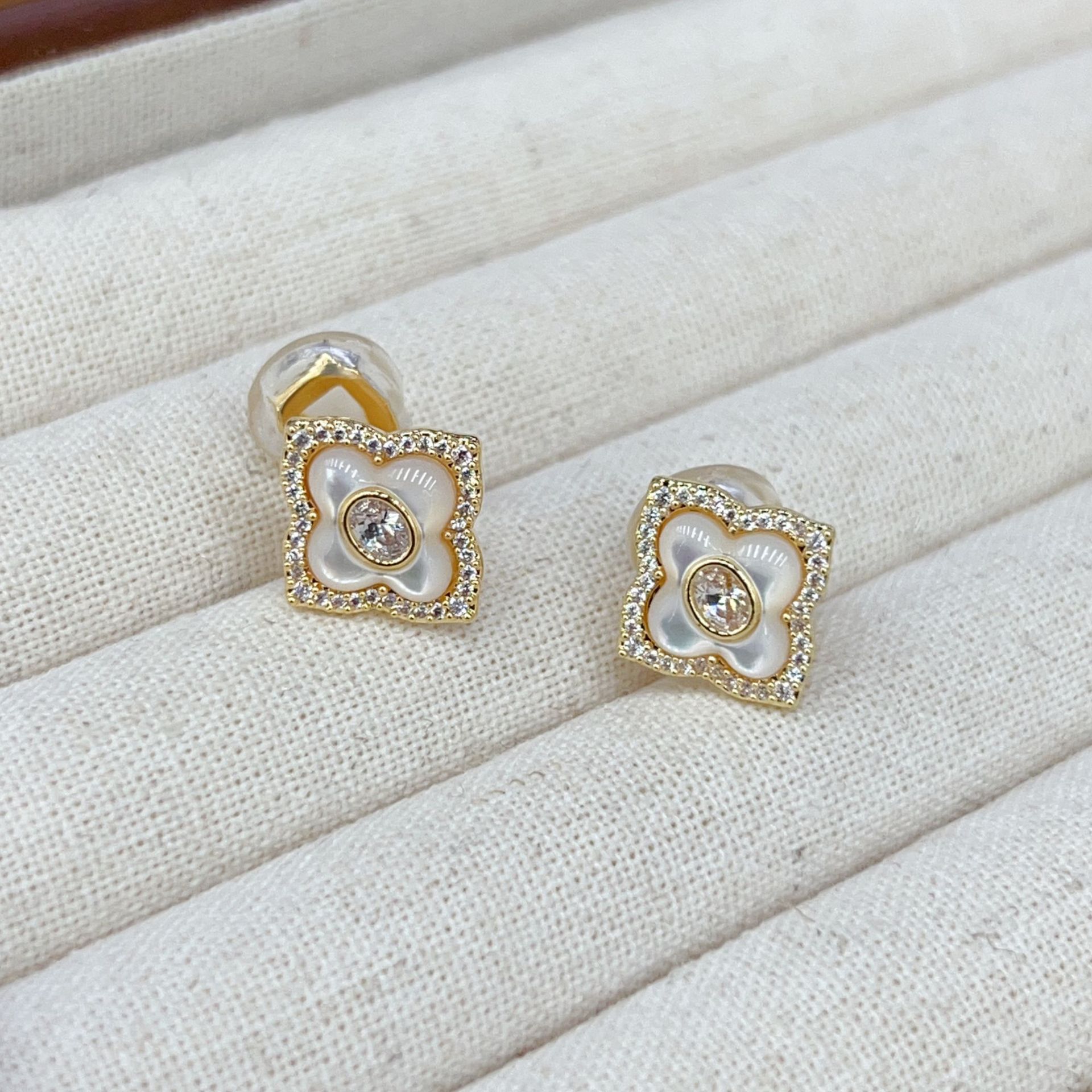 Earrings for women S925 Silver Needle Unique Light Luxury Advanced Geometric Shell Earrings free shipping birthday gift Luxury earrings diamond earrin