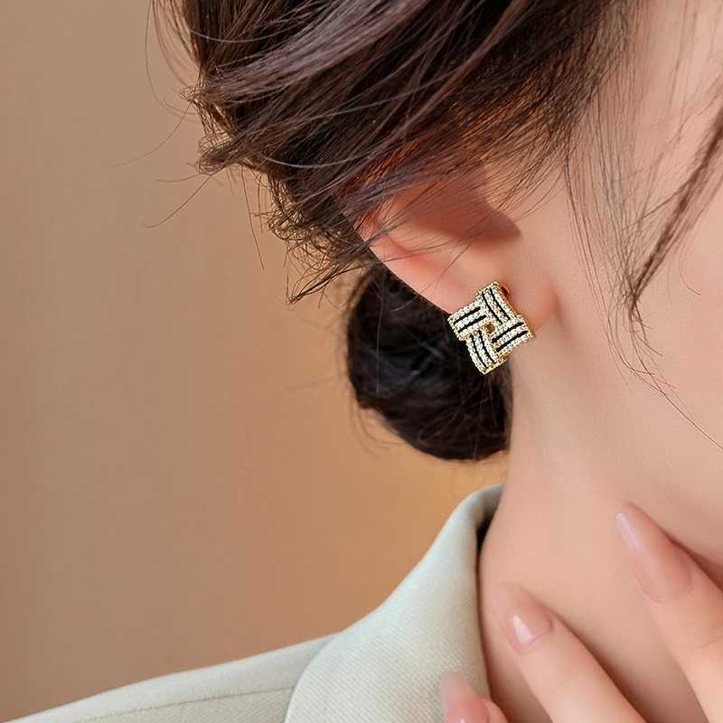 Design Highend Feel Micro Inlaid Zircon Geometric Black Lines Stud Earrings Retro Light Luxury Jewelry For Womens AccessoriesW251029