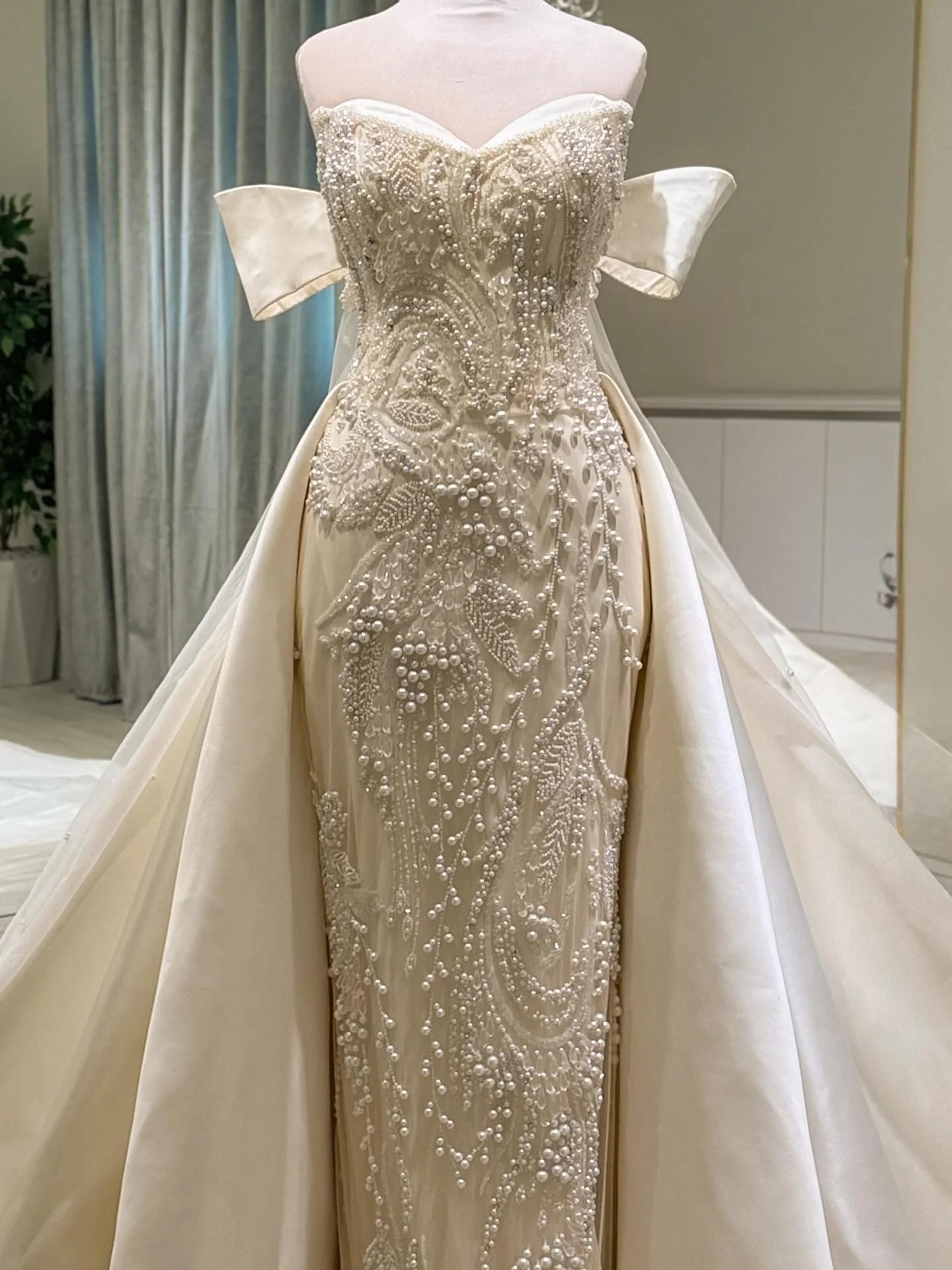 Gorgeous A Line Women Wedding Dress Sweetheart Neck Off Shoulder Bridal Gowns Crystal Pearls Detachable Train Dress Custom Made vestidos de novia
