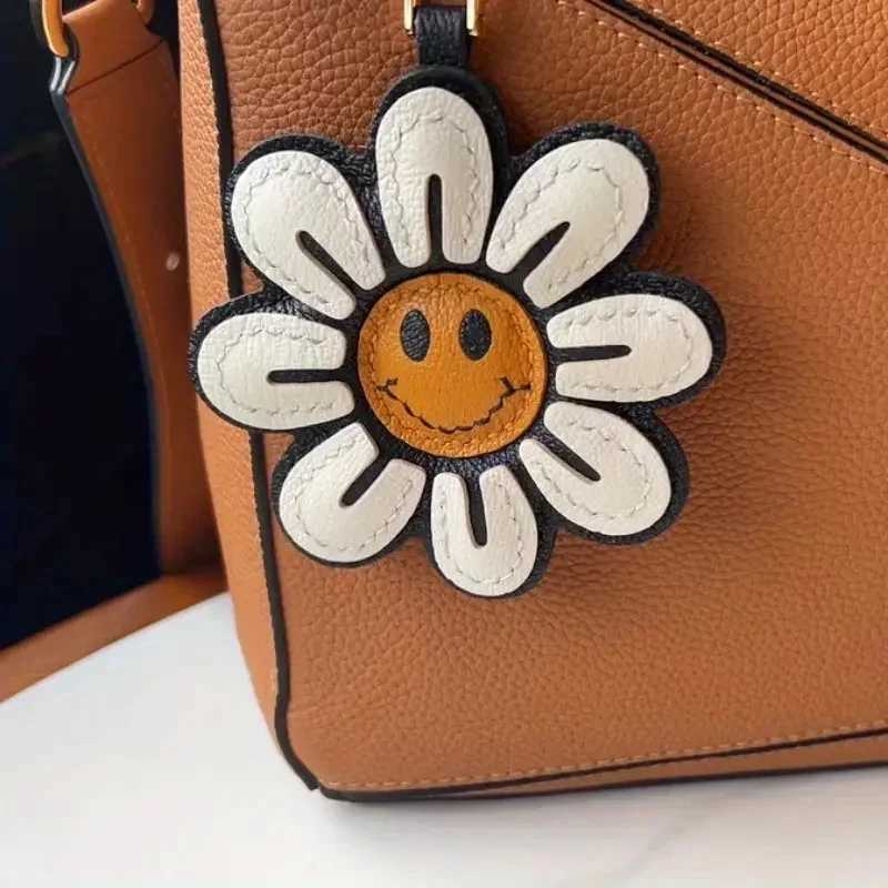1Pc Handmade Sunflower Charm Imitation Faux Leather Car Keychain Stylish Fun Accessory for Bags Phones Wallets Key Chain PendantW251029