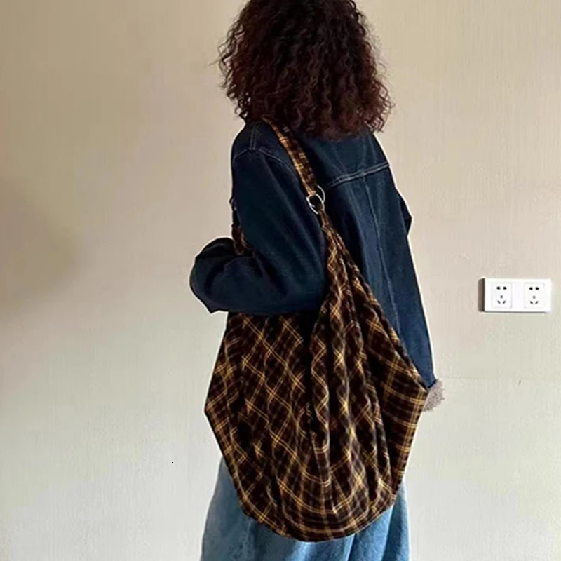 Vintage Plaid Large Capacity Trendy Casual Tote Backpack Versatile Handbag Oversized Canvas Armpit Bag Scotland Style 251029