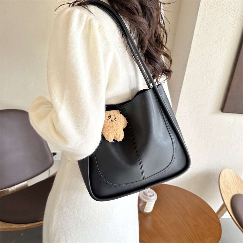 Designer bag Textured Large Capacity 2023 Winter New Pendant Stylish Casual Simple Fashion Commuter Single Shoulder Tote Bag