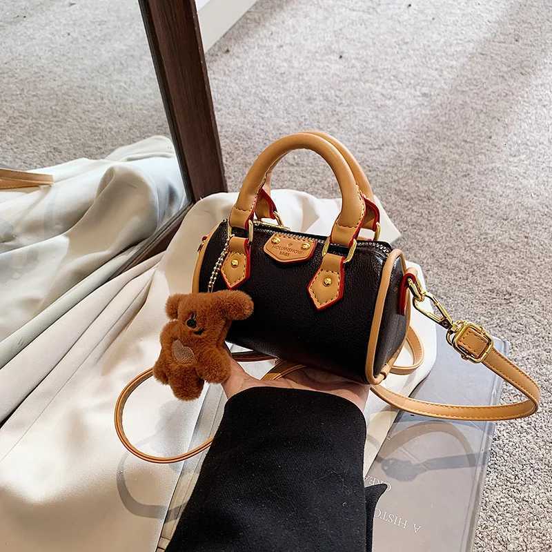 2025 New Fashion Minimalist Leather Shoulder bag Ladies Niche Aesthetic Mini Crossbody bags Premium Textured Tote bag W251029