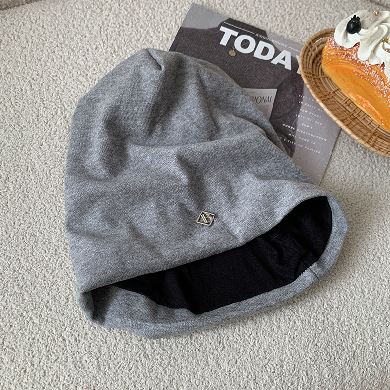 Metal Letter Small Label Black Slouchy Beanie for Women, Autumn and Winter Versatile Large Head Circumference Cold Hat, Face Slimming Pullover Cap