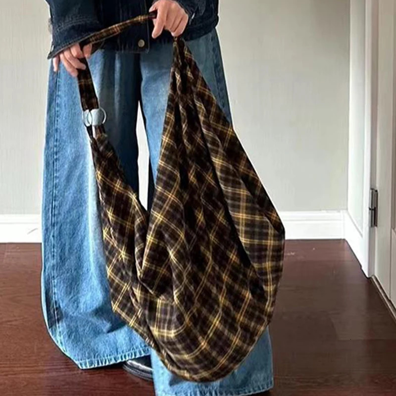 Vintage Plaid Large Capacity Trendy Casual Tote Backpack Versatile Handbag Oversized Canvas Armpit Bag Scotland Style 251029