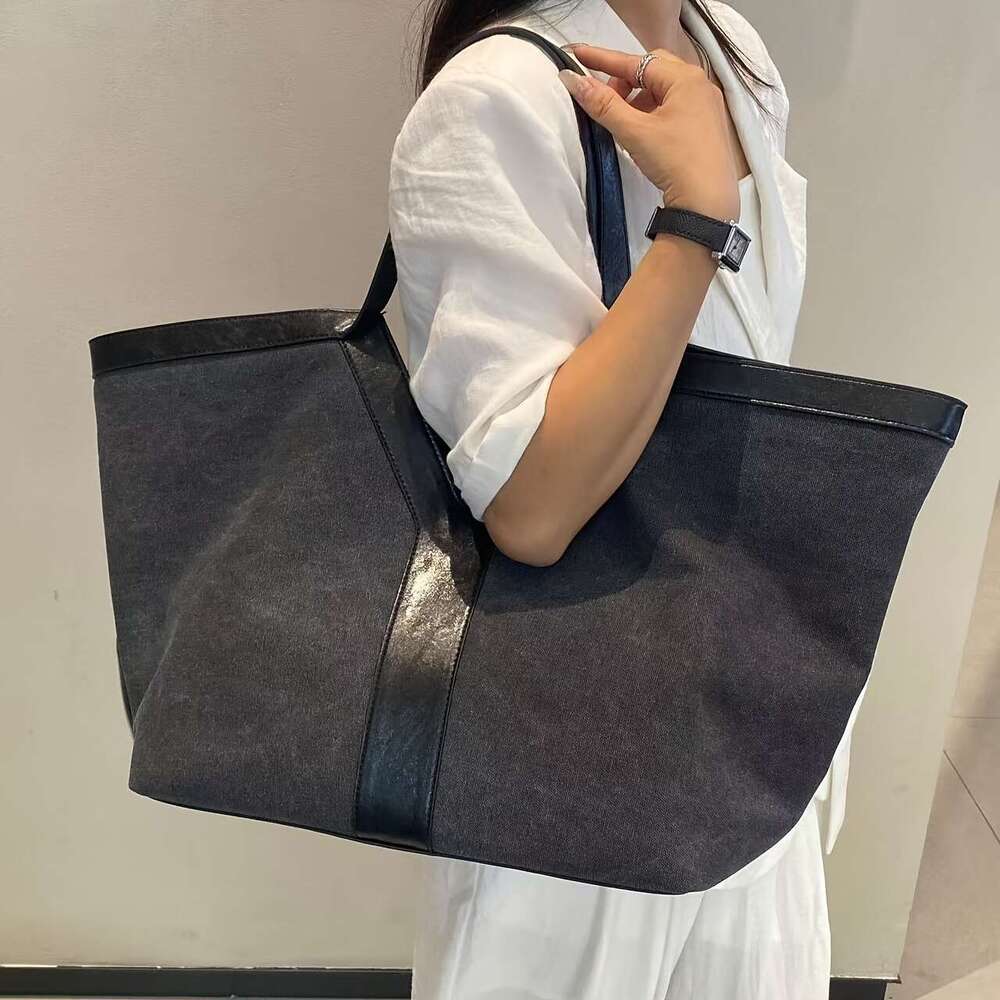 2025 New Large Grain Leather Tote Bag Vintage Leisure Vacation Style With Wrist Strap Snap Closure, Solid Color Deep Brown For Commuting,