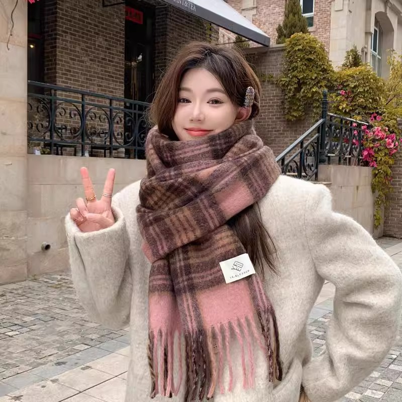 Mint Green Scarf Autumn And Winter Female Atmosphere Feeling Plush Thickened Warm Send Girls Shawl New Style 2025s hot