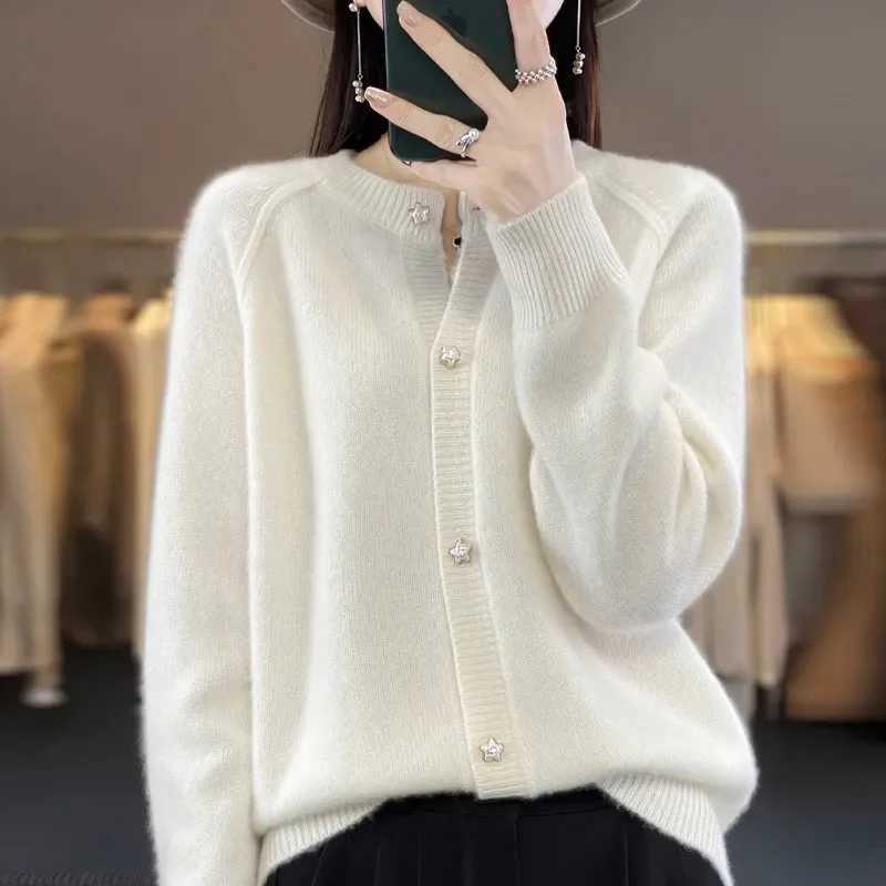 2025Knitted Sweater New AutumnWinter Cardigan Short Jacket Loose Top Womens Lazy Style Round Neck Star Button Knitted SweaterT251028