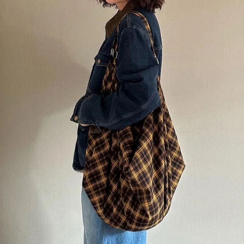 Vintage Plaid Large Capacity Trendy Casual Tote Backpack Versatile Handbag Oversized Canvas Armpit Bag Scotland Style 251029