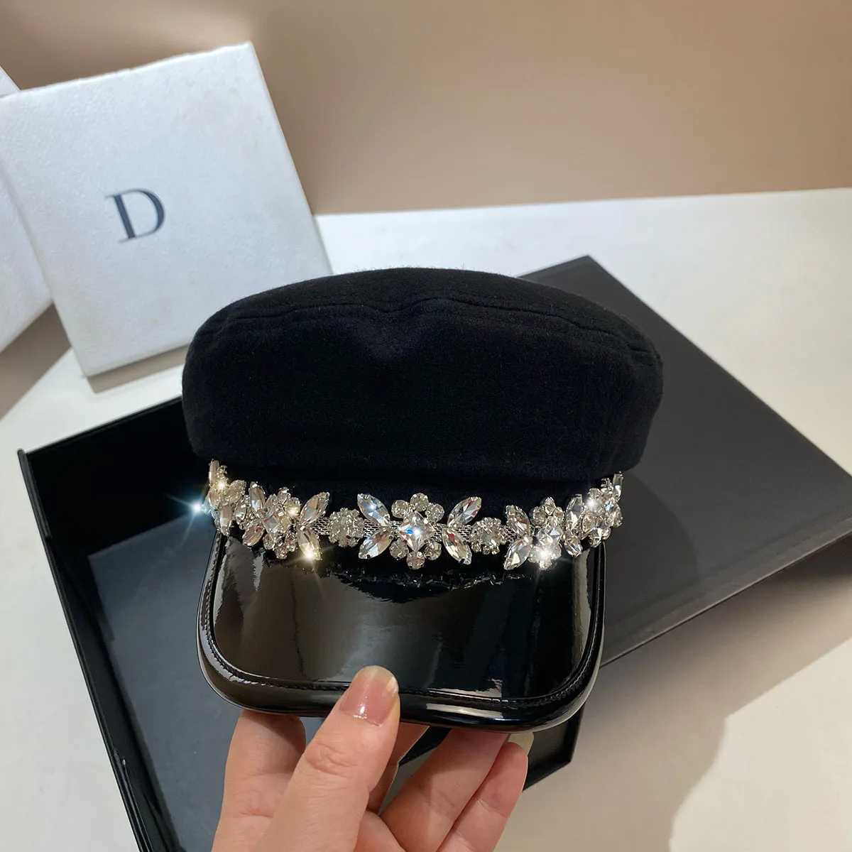 New Paris Fashion Spring Newsboy Caps Women Woolen Light Luxury Diamond Caps Baker Boy Cap Navy Hat Casual Octagonal Hat Berets