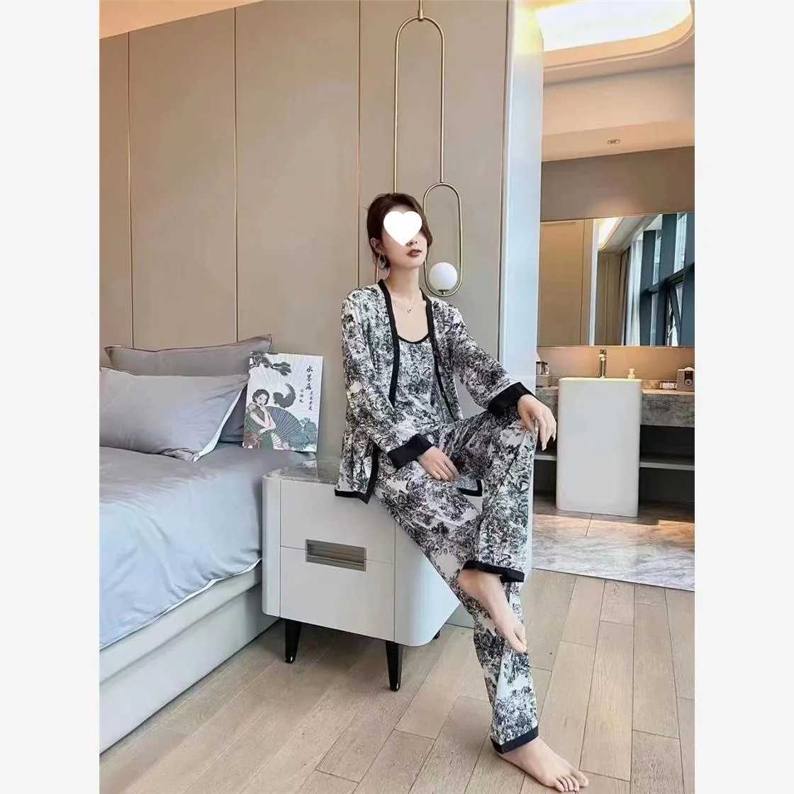 A sexy and fashionable fourpiece set of long printed ice silk pajamas in traditional Chinese ink wash painting home wearT251029