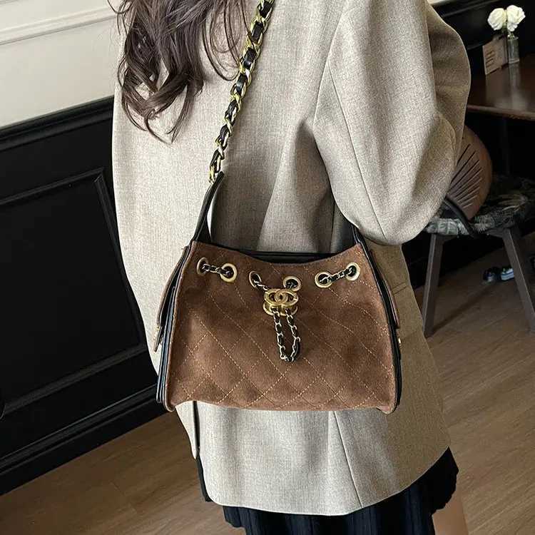 New Diamond Chain Bag Womens CrossbodyShoulder Underarm Bag Elegant Stitched Quilted Design Versatile for Work Outing W251029