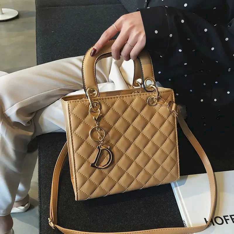 2025 New in Handbags for Wen Fi Versatile Luxury Shoder Crossbody TopHandle Bags Diamd Grid Daifei Handbag Fem1 D251029