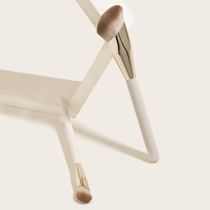 2 High-Quality Diamond-Shaped Makeup Brushes New Finger-Tip Foundation Brush Divine Finger Blush Brush Seamless Concealer Brush