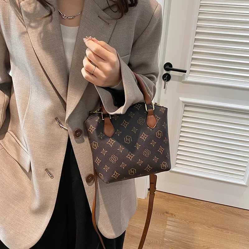 Luxurious 2025 Lat Wens Chic Small Handbag Stylish Mogram Pattern Big Capacity Single Shoder Crossbody Bag D251029