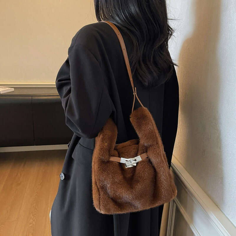 New Lock Buckle Handheld Bucket Autumn Winter Atmosphere Plush Shoulder Korean Version Fluffy Crossbody Bag